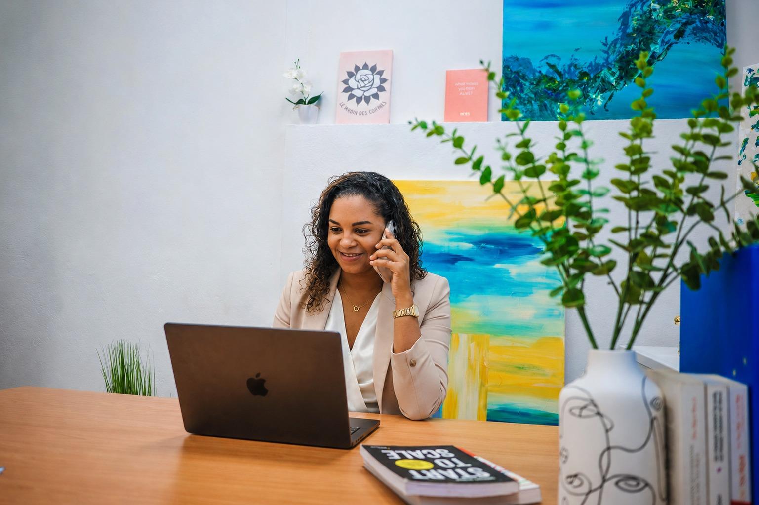 Kim Gros-Désormeaux, consultante en croissance et innovation, au téléphone dans son bureau à Fort-de-France